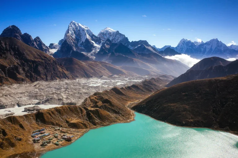 Turquoise Gokyo lake and Himalayan mountains in Nepal